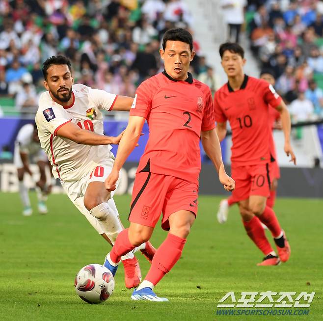 20일(현지시간) 카타르 도하 알투마마 스타디움에서 열린 2023 아시아축구연맹(AFC) 카타르 아시안컵 대한민국과 요르단의 경기. 이기제가 패스를 시도하고 있다. 도하(카타르)=박재만 기자 pjm@sportschosun.com/2023.01.20/