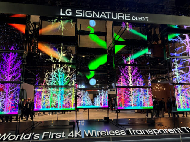 LG전자는  CES 2024에서 투명·무선 올레드 TV인 'LG 시그니처 올레드 T' 15대로 미디어 아트를 구성했다.(사진=지디넷코리아)