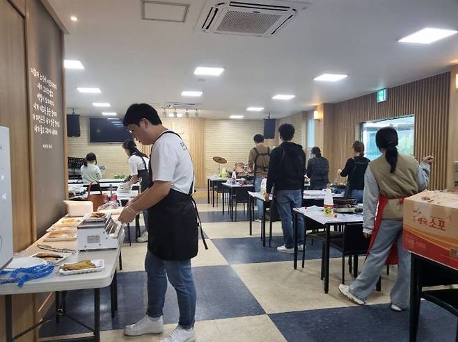매주 토요일 아침이면 자원봉사자들이 은빛교회에 모여 마을 어르신들에게 드릴 음식을 직접 만든다. [사진제공=은빛교회]