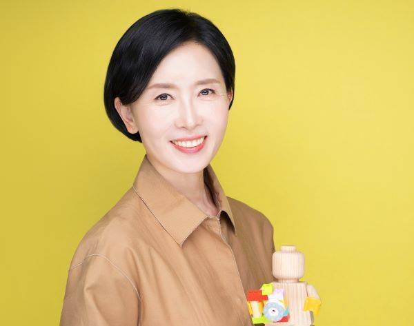 정희영 레고코리아 대표(GM·General Manager). 1984년 레고코리아 설립 이래 최초의 한국인이자 첫 여성 대표다. 정 대표는 연세대와 미국 미시간대 경영대학원(MBA)을 졸업했다. 이후 필립스 아시아태평양지역 주방·생활가전 마케팅 총괄, 필립스코리아 세일즈 및 마케팅 총괄, 쿠팡 카테고리 리더를 역임하며 영업, 마케팅, 리테일 등 다방면으로 전문성을 쌓았다.(사진=레고코리아 제공)
