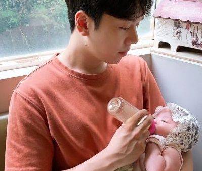 김유성 레고코리아 트레이드 마케팅 매니저가 생후 약 7개월 된 둘째 아이에게 젖병 수유를 하고 있다. 김씨는 "관련 제도와 문화가 분명히 출산을 장려한다고 생각하고, 출산 이후로도 일과 육아 둘 다 잘 할 수 있는 좋은 업무 환경을 레고코리아가 조성하고 있다고 생각한다"고 말했다. (사진=레고코리아 제공)