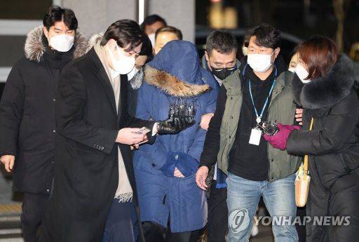 회삿돈 1천880억원을 빼돌린 혐의를 받는 오스템임플란트 직원이 지난 2022년 1월 6일 경찰서로 들어서는 모습 [이미지출처=연합뉴스]