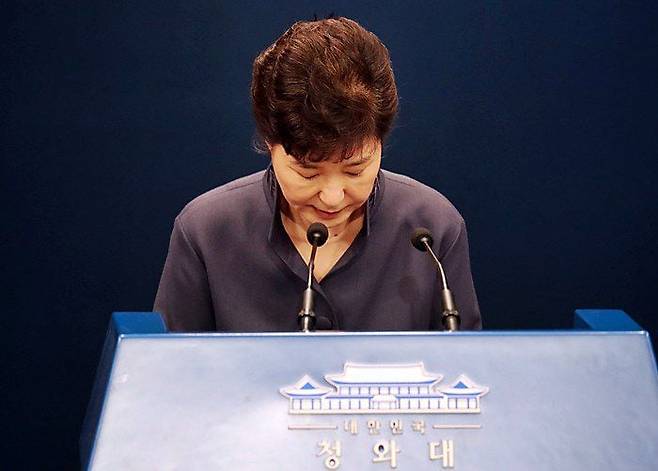박근혜 대통령이 2016년 10월 25일 오후 청와대 춘추관에서 연설문 유출과 관련해 대국민 사과 기자회견을 하며 고개를 숙이고 있다./연합뉴스