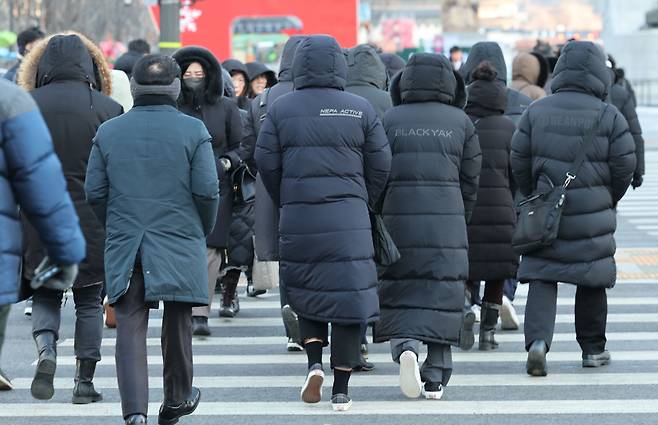 서울을 비롯한 수도권에 한파특보가 내려진 23일 오전 서울 종로구 광화문네거리에서 시민들이 두터운 옷을 입고 출근하고 있다./뉴시스