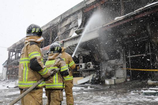 22일 화재가 발생한 서천 특화시장에서 소방관들이 23일 잔불을 진화하고 있다. 사진=김영태 기자
