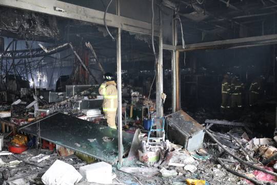 22일 화재가 발생한 서천 특화시장에서 소방관들이 23일 잔불을 진화하고 있다. 사진=김영태 기자