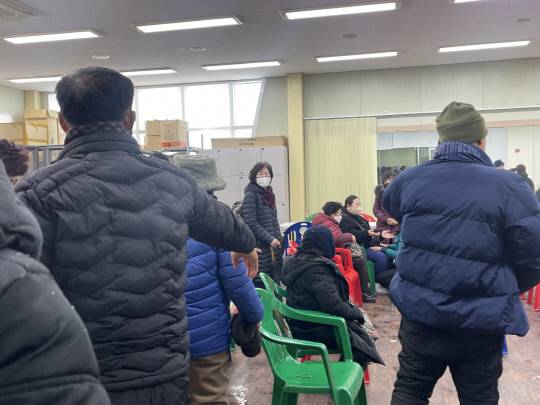 22일 화재가 발생한 서천군 특화시장 인근 시민자치센터 내에 피해 상인들이 모여 있다. 사진=최다인 기자