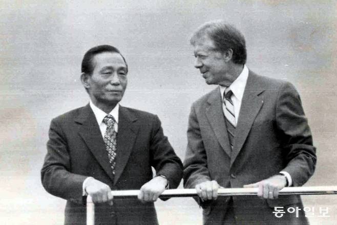 1979년 방한한 지미 카터 미국 대통령(오른쪽)이 박정희 대통령과 3군 사열을 받고 있다. 카터 행정부는 인권 향상을 요구하며 박정희 정부를 강하게 압박했다.  동아일보DB