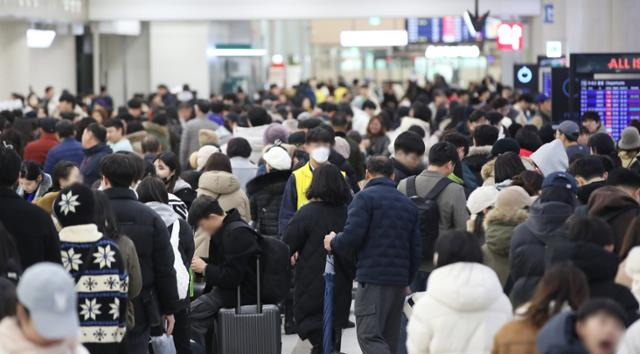 폭설과 강풍으로 항공기 결항이 이어지고 있는 23일 제주국제공항 국내선 출발장이 승객들로 크게 붐비고 있다. 제주=뉴스1