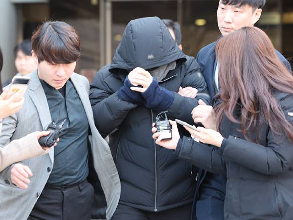 중국 기업에 삼성전자의 반도체 기술을 유출한 혐의를 받고 있는 전 삼성전자 수석연구원 A씨가 지난 16일 서울 서초구 서울중앙지방법원에서 열린 영장실질심사(구속 전 피의자 심문)을 마친 뒤 법원을 나서고 있다. [사진=뉴시스]