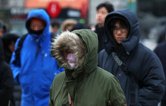 서울에 한파주의보가 내려진 22일 광화문네거리에서 시민들이 이동하고 있다. 오늘(23일)은 북극의 냉기가 한반도를 뒤덮으면서 맹추위의 기세가 더 강해질 전망이다. [뉴시스]