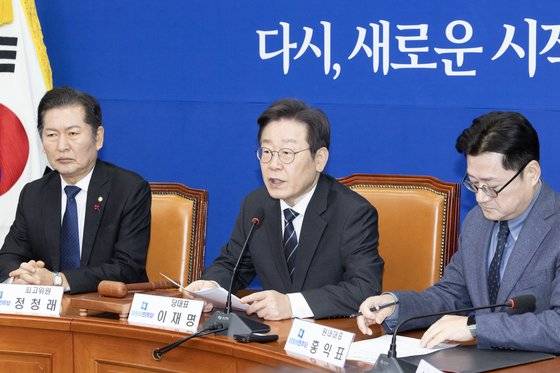 이재명 더불어민주당 대표가 22일 국회에서 열린 최고위원회의에서 발언하고 있다. 왼쪽부터 정청래 최고위원, 이 대표, 홍익표 원내대표. 전민규 기자
