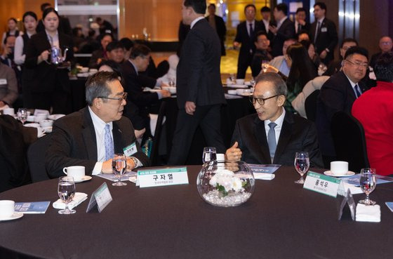 이명박 전 대통령과 구자열 한국무역협회 회장이 23일 오전 서울 강남구 인터컨티넨탈 코엑스에서 열린 '제176회 한국무역협회(KITA) 최고경영자 조찬회'에서 대화하고 있다. 사진 한국무역협회