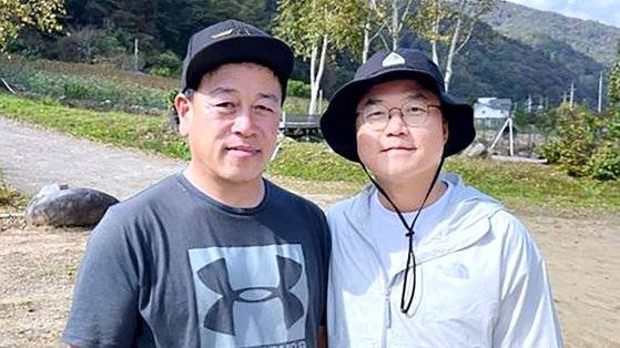 '콩콩팥팥' '1박2일' '신혼일기' 등 나영석 PD(오른쪽) 사단 예능에 나오는 시골집은 대다수 이상용 로케이션 매니저(왼쪽)가 발굴한 곳이다. 사진은 두 사람이 야외 촬영 중 기념 사진을 찍는 모습이다. 사진 이상용