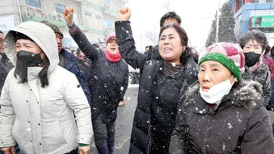23일 화재가 발생한 충남 서천 특화시장의 일부 상인이 현장을 방문한 윤석열 대통령이 떠나자 항의하고 있다. 뉴스1