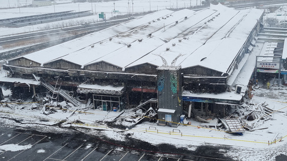 A fire broke out Monday night at a traditional market in Seocheon County, South Chungcheong, and burnt 227 shops with no human deaths. [NEWS1]