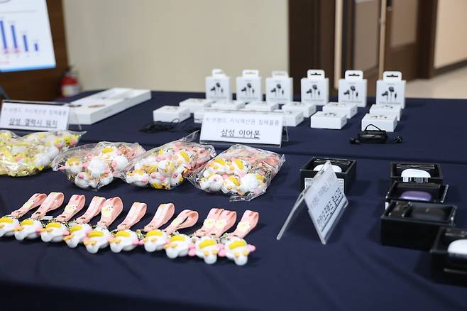 지식재산권 침해물품 집중단속 기간 적발된 짝퉁 카카오프렌드즈 열쇠고리와 짝퉁 삼성 갤럭시 버즈 등 국내 브랜드 짝퉁 물품. [사진 제공 = 관세청]