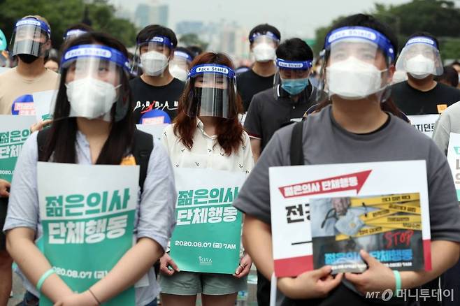 7일 서울 영등포구 여의도공원 인근에서 열린 '의료4대악 정책추진 반대 전국의사 총파업 궐기대회'에 참가한 대한전공의협의회 소속 전공의들이 의대 정원 확충, 원격의료, 공공의대 설립 등의 반대를 촉구하고 있다. /사진=이기범 기자 leekb@