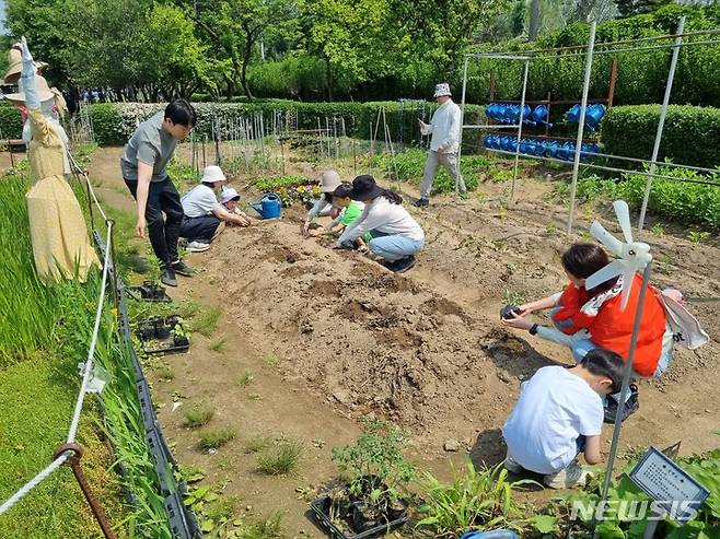 [서울=뉴시스]서울시는 텃밭 농사를 체험할 수 있는 '동행서울 친환경 농장'의 4500여 구획을 분양한다고 23일 밝혔다. (사진=서울시 제공). 2024.01.23. photo@newsis.com