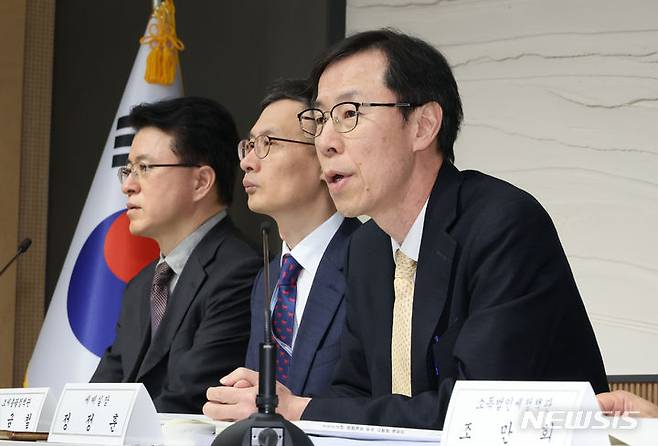 [세종=뉴시스] 강종민 기자 = 정정훈 기획재정부 세제실장이 지난 22일 세종시 정부세종청사에서 2023년 세법개정 후속 시행령 개정안의 주요내용을 발표하고 있다. 2024.01.23. ppkjm@newsis.com