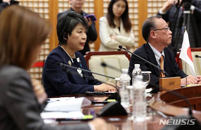 [부산=뉴시스] 하경민 기자 = 가미카와 요코(上川陽子) 일본 외무상은 북한의 러시아 무기 공급 가능성과 관련 "북한과의 무기 및 관련 물자 이전 등을 전면적으로 금지하는 관련 (유엔) 안전보장이사회 결의를 위반하는 것으로 이를 강력하게 비난한다"고 밝혔다. 사진은 지난해 11월 26일 부산 해운대구 APEC누리마루하우스에서 열린 제10차 한일중 3국 외교장관 회의에 참석한 가미카와 외무상이 발언 하고 있는 모습. (공동취재) 2024.01.23. photo@newsis.com