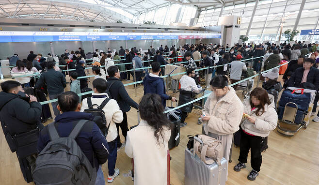 인천국제공항의 하루 이용객 수가 코로나19 이후 4년 만에 20만 명을 넘어섰다. 사진은 지난 16일 오후 인천국제공항 제1여객터미널 출국장 모습. 뉴시스