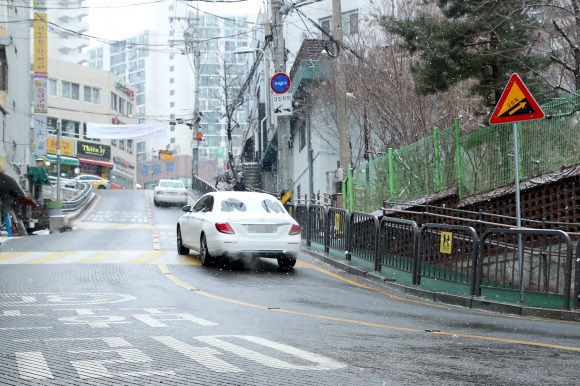 서울 성동구에 설치된 도로열선의 모습. 성동구 제공