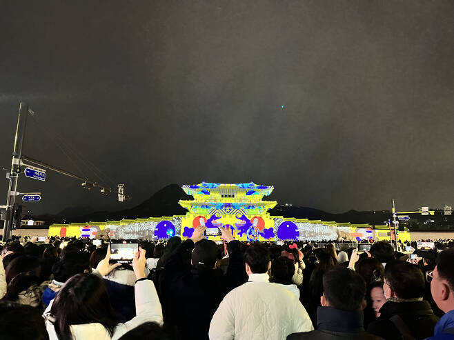 서울 윈터페스타 행사 중 하나로 광화문 외벽에 미디어아트를 전시하는 '서울라이트 광화문' ⓒ김지나