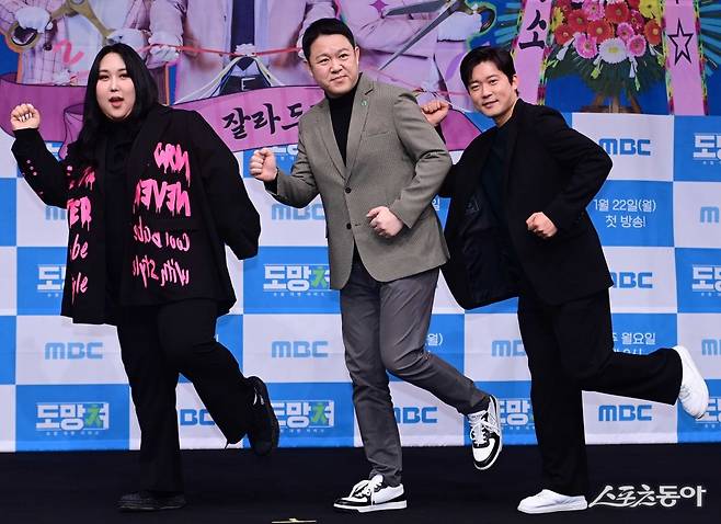 방송인 겸 유튜버 풍자, 방송인 김구라, 김대호 아나운서(왼쪽부터)가 22일 서울 마포구 상암 MBC센터에서 열린 새 예능프로그램
 ‘도망쳐: 손절 대행 서비스’ 제작발표회에서 코믹한 포즈를 취하고 있다. 주현희 기자 teth1147@donga.com