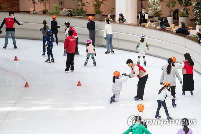 롯데월드 어드벤처, 겨울방학 맞이 보육원 아동 '드림티켓' 초청 진행 [롯데월드 제공]