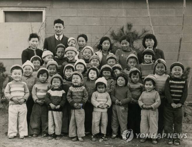 주한미군의 카메라에 담긴 1950~1960년대 한국 국가기록원이 1950~60년대 주한미군으로 복무했던 닐 미샬로프와 폴 블랙으로부터 기증받은 고아원 아이들 모습                          [국가기록원 제공=연합뉴스]
