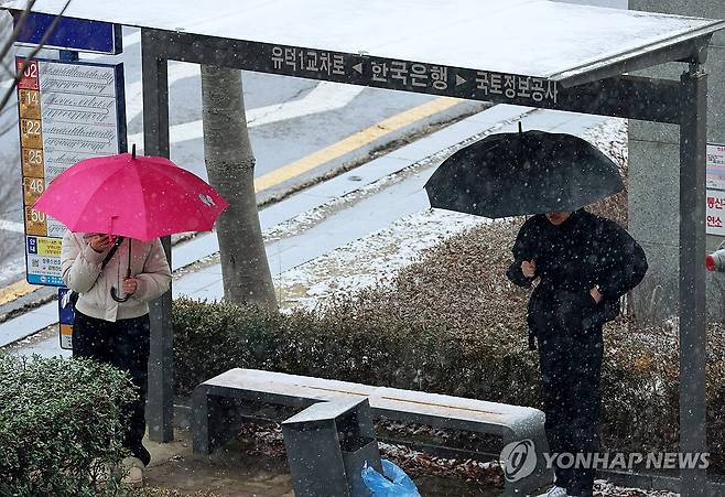 추위와 함께 내리는 눈  [연합뉴스 자료사진]