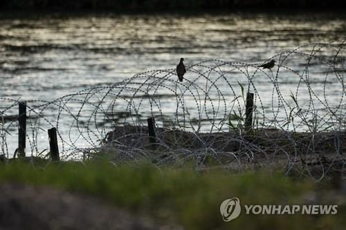 미국 남부 국경 리오그란데강 인근에 설치된 철조망 [AP 연합뉴스 자료사진. 재판매 및 DB 금지]