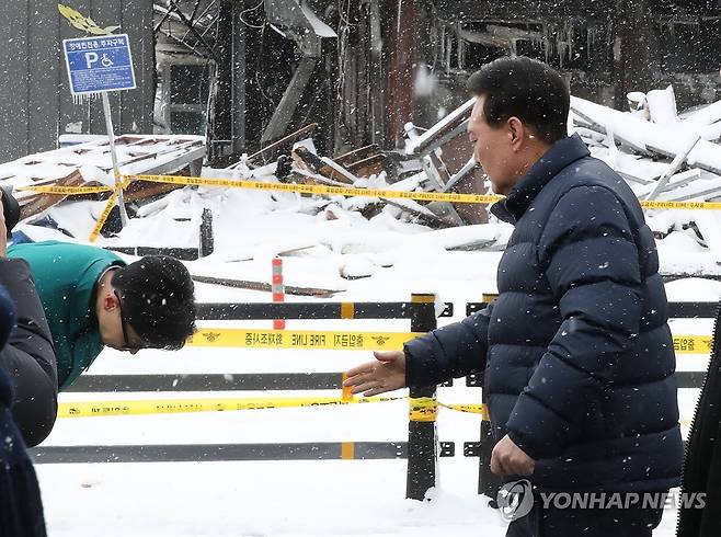 윤석열 대통령에게 허리숙여 인사하는 한동훈 비대위원장 (서울=연합뉴스) 배재만 기자 = 국민의힘 한동훈 비상대책위원장이 23일 충남 서천군 서천읍 서천특화시장 화재 현장에서 윤석열 대통령을 만나 허리숙여 인사하고 있다. 2024.1.23 scoop@yna.co.kr