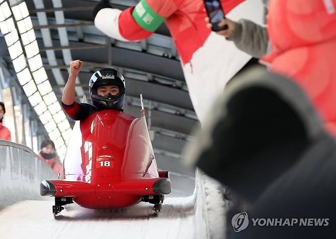 소재환, 금빛 역주 (평창=연합뉴스) 양지웅 기자 = 23일 강원 평창군 슬라이딩센터 열린 2024 강원 동계청소년올림픽 대회봅슬레이 남자 모노봅(1인승) 경기에서 한국 소재환이 결승선을 통과하고 있다. 2024.1.23 yangdoo@yna.co.kr