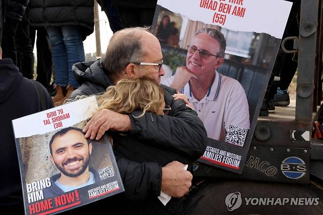 하마스에 억류된 인질 생각하며 껴안는 가족들 (니림[이스라엘] AFP=연합뉴스) 팔레스타인 무장 정파 하마스에 억류된 이스라엘 인질의 친척들이 11일(현지시간) 가자지구 국경 인근의 니림 키부츠에서 인질들의 사진을 들고 있다. 이스라엘과 하마스 간 전쟁이 100일 가까이 이어지고 있는 가운데 아직 인질 132명가량이 가자지구에서 돌아오지 못한 것으로 추정된다. 2024.01.12 besthope@yna.co.kr