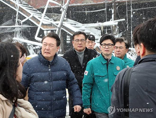 서천 화재 현장 점검하는 윤석열 대통령과 한동훈 비대위원장 (서울=연합뉴스) 배재만 기자 = 윤석열 대통령과 국민의힘 한동훈 비상대책위원장이 23일 충남 서천군 서천읍 서천특화시장 화재 현장을 점검하고 있다. 2024.1.23 scoop@yna.co.kr