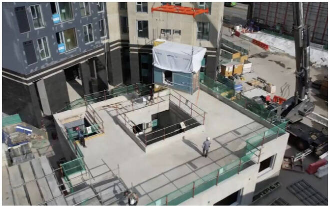 삼성물산이 재건축한 신반포15차 게스트하우스에 모듈형욕실을 집어넣는 모습.(사진=새턴바스)