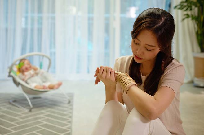 관절의 시림과 저림, 뻣뻣함, 통증, 무기력 등이 대표적인 증상인 산후풍은 평소 몸이 허약하거나 입덧으로 영양 섭취가 부족했던 산모, 겨울철에 출산을 한 산모에게 더욱 잘 나타난다. [사진= 게티이미지뱅크]