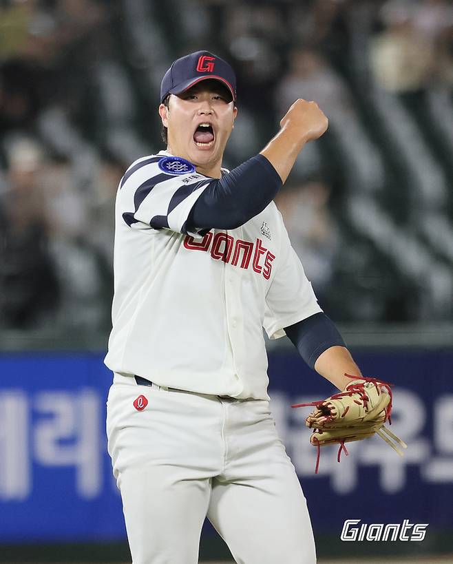 롯데 진승현 투수가 한화전에서 역투를 펼친 뒤 환호하는 세레머니를 하고 있다. 사진 | 롯데