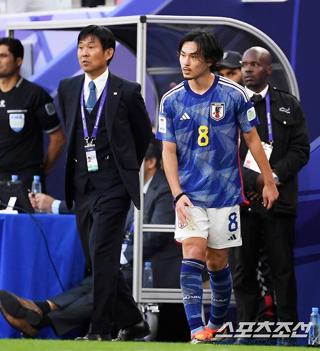 14일(현지시간) 카타르 도하 알투마마 스타디움 열린 2023 아시아축구연맹(AFC) 카타르 아시안컵 일본과 베트남의의 경기. 일본 모리야스 하지메 감독이 교체로 빠진 미나미노를 반기고 있다. 도하(카타르)=박재만 기자 pjm@sportschosun.com/2023.01.14/