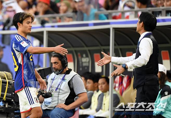 24일(현지시간) 카타르 도하 알투마마 스타디움 열린 2023 아시아축구연맹(AFC) 카타르 아시안컵 일본과 인도네시아의 경기. 일본 모리야스 하지메 감독이 후반 교체되는 구보를 반기고 있다. 도하(카타르)=박재만 기자 pjm@sportschosun.com/2023.01.24/