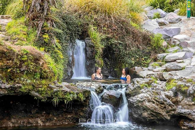 오투무헤케 스트림에서 온천을 즐기는 모습 ⓒMiles Holden