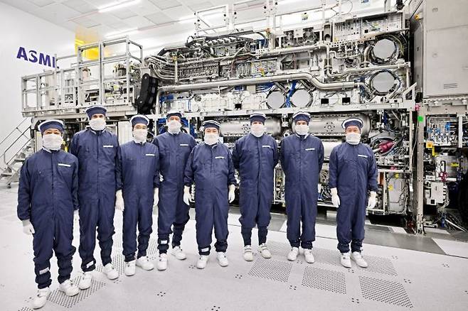지난해 12월12일 네덜란드 벨드호벤 ASML 공장에서 빌렘 알렉산더르 네덜란드 국왕, 제프리 반 리우웬 ASML 통상장관, 피터 웨닌크 ASML 사장 겸 CEO, 크리스토프 푸케 ASML 부사장, 윤석열 대통령, 안덕근 통상교섭본부장, 이재용 삼성전자 회장, 최태원 SK 회장 등이 극자외선(EUV) 클린룸에서 기념사진을 찍는 모습. 
EUV는 중국 반입이 금지된 핵심 장비다. 중국은 신규 설비 구입 기업 소득세를 공제하는 등 세제혜택을 제공해 기업 설비투자를 장려하고 있다.[사진출처=로이터연합뉴스]