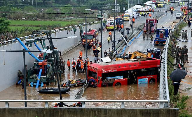 충북 청주시 오송읍 궁평2지하차도에서 지난해 7월16일 119 구조대원들이 실종자 시신을 수습해 물 밖으로 인양하고 있다. 신소영 기자