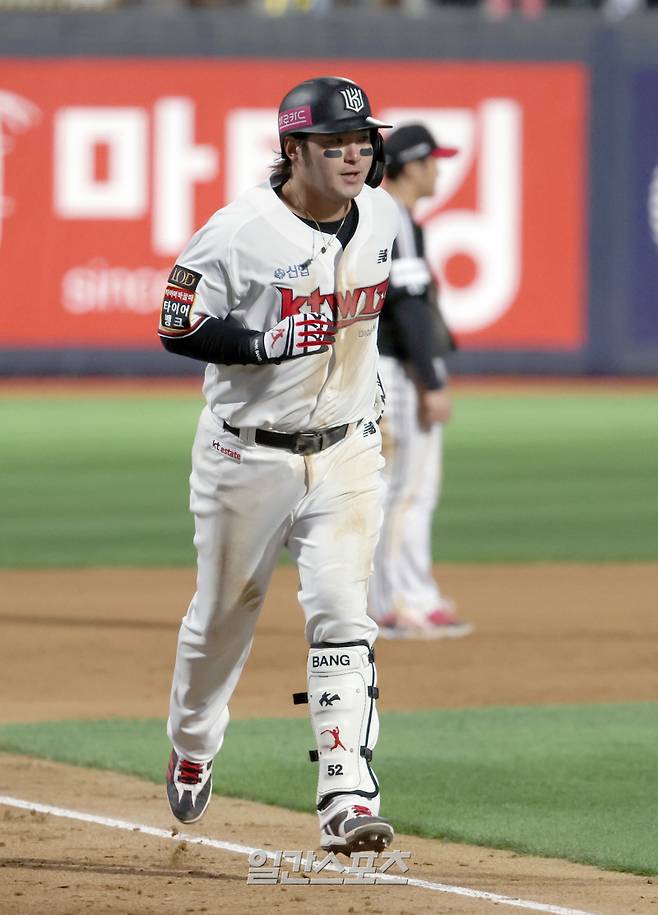 LG 트윈스와 kt위즈의 2023 KBO 한국시리즈 3차전 경기가 10일 오후 수원 KT위즈파크에서 열렸다. kt 박병호가 8회말 LG 마무리 고우석을 상대로 좌월 2점 홈런을 날리고 그라운드를 돌고있다. 수원=정시종 기자 capa@edaily.co.kr /2023.11.10.