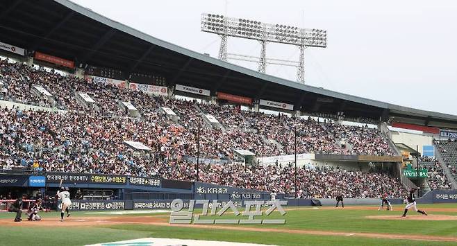 2023 KBO 프로야구 두산 베어스와 LG 트윈스의 경기가 7일 오후 서울 잠실야구장에서 열렸다. 어린이날 연휴 마지막날 야구팬들이 경기장을 찾아 야구를 즐기고 있다. 잠실=김민규 기자 /2023.05.07/