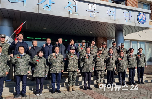 이재명 더불어민주당 대표가 24일 설맞이 군장병을 격려하기 위해 경기 김포시 통진읍 해병2사단 1여단을 찾았다. [사진=김주훈 기자]