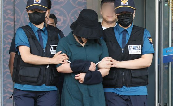 부산 금정 살인사건 피의자 정유정씨가 지난해 6월2일 오전 부산 동래경찰서에서 나와 검찰로 송치되고 있다. 송봉근 기자