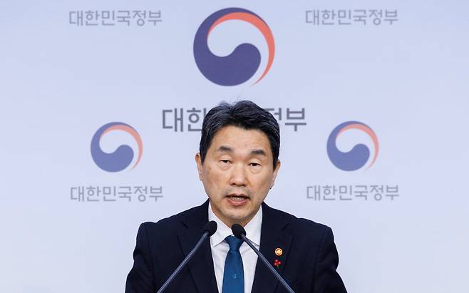 초·중등교육법 시행령 일부 개정령안 관련 브리핑 하는 이주호 부총리 / 사진=연합뉴스